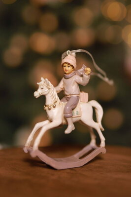 Ružová vianočná ozdoba chlapček na koni 11cm