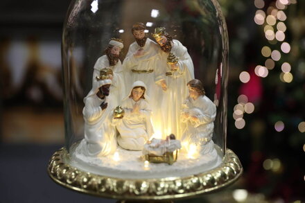 Bielo zlatý Betlehem v kupole 60cm